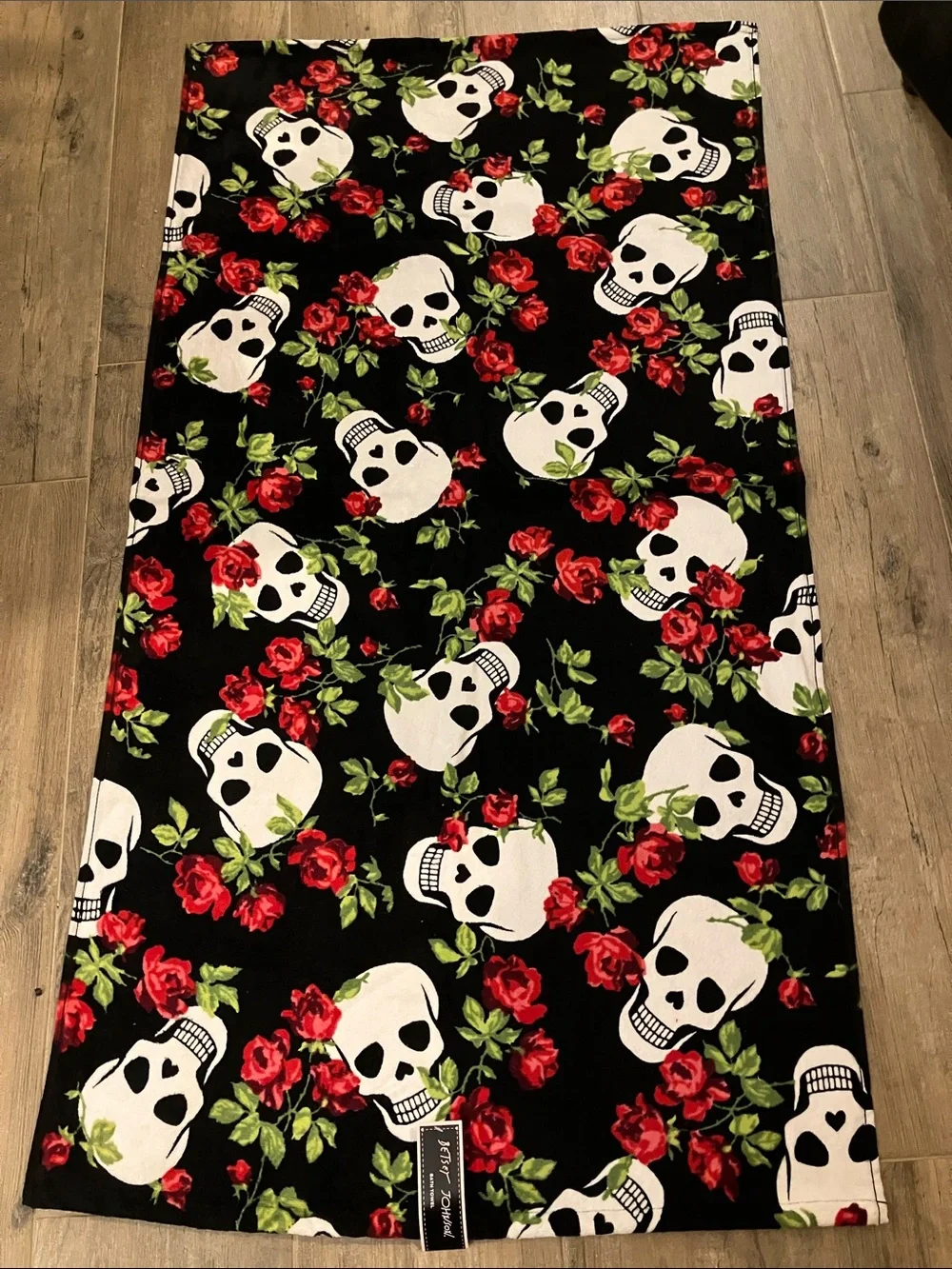 ❤️Betsey Johnson set of 2 bath towels black red roses skulls large towels NWT